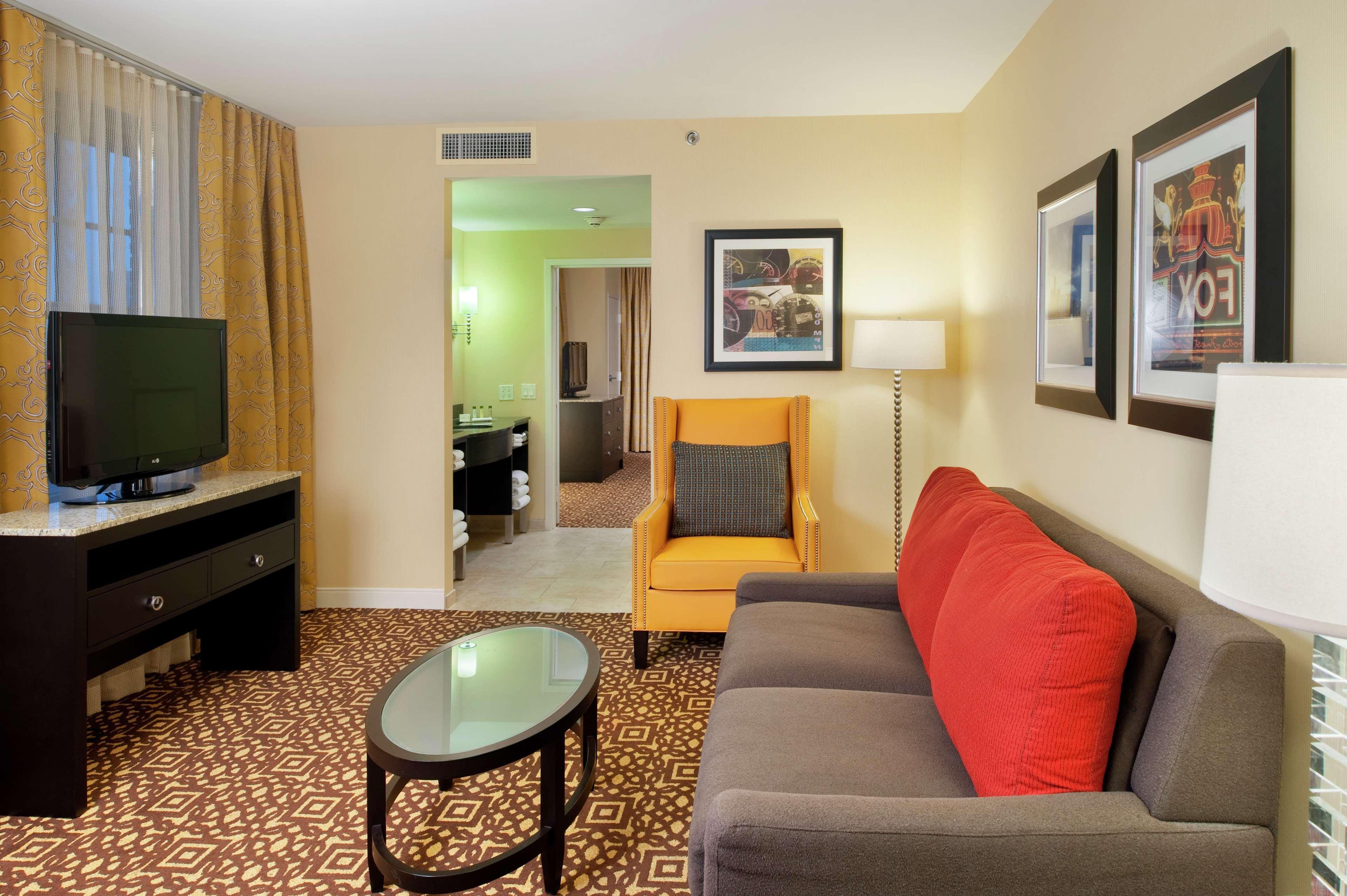 Doubletree Suites By Hilton Hotel Detroit Downtown - Fort Shelby Экстерьер фото