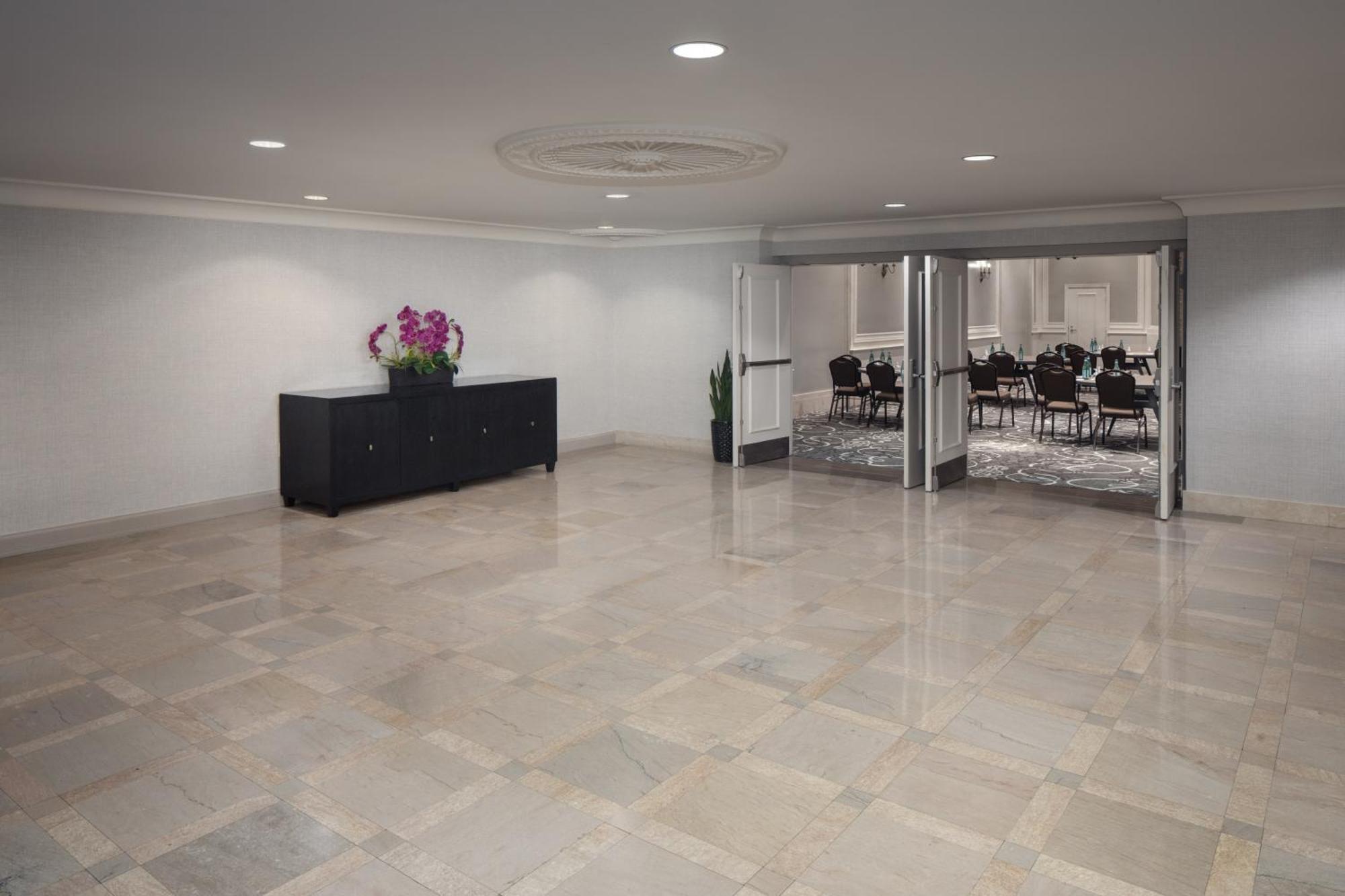 Doubletree Suites By Hilton Hotel Detroit Downtown - Fort Shelby Экстерьер фото